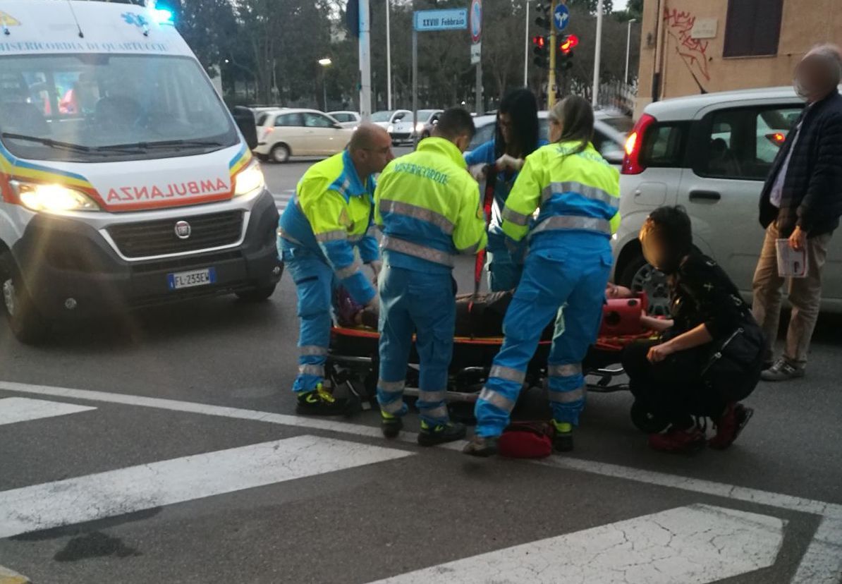 Cagliari, incidente tra due auto in pieno centro: 51enne finisce all’ospedale