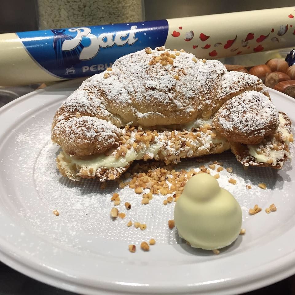 Cagliari, “l’ultimo” cornetto di Cornelio: chiude dopo 19 anni la storica cornetteria