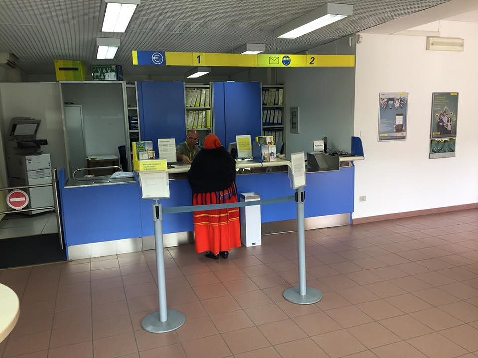 Alle Poste in abito tradizionale, nonnina di Desulo diventa la star del web