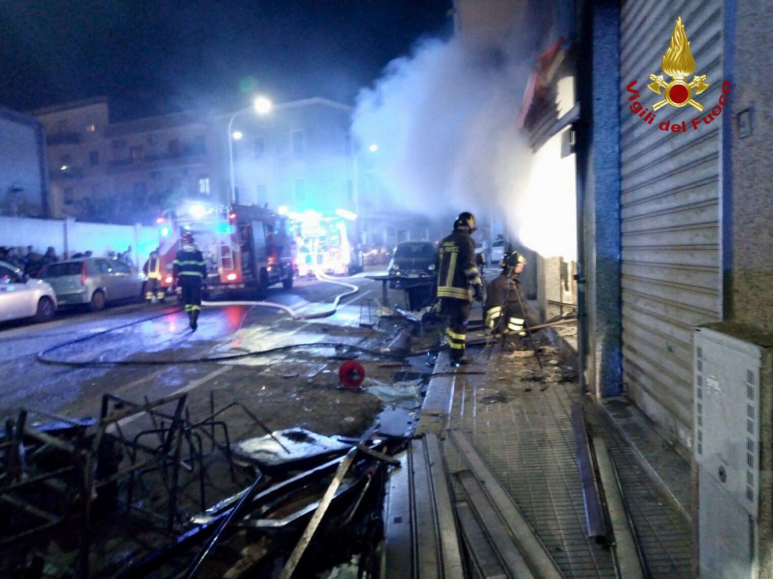 Cagliari, paura nella notte a Is Mirrionis: incendio al bar, evacuati 2 palazzi