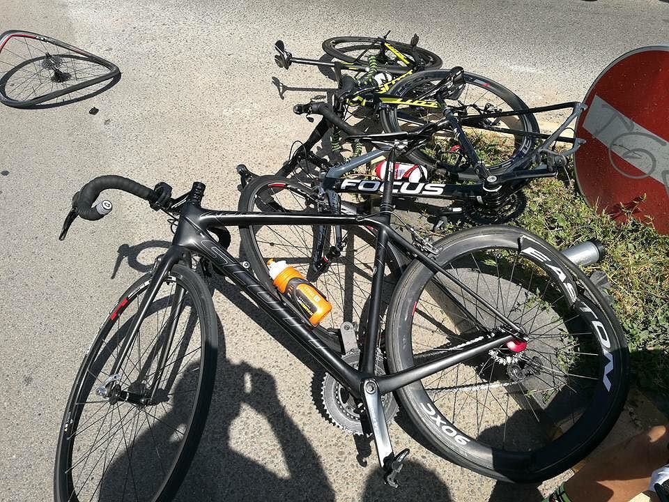 Flumini, sfiorata la tragedia: investe tre ciclisti amatoriali e scappa