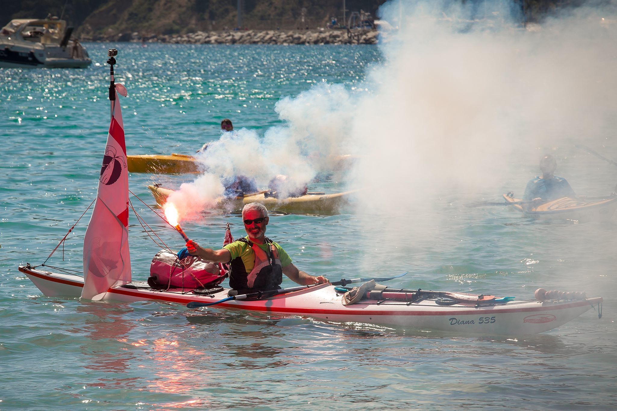 Carlo Coni, la grande festa al suo arrivo al Poetto: circumnavigata la Sardegna
