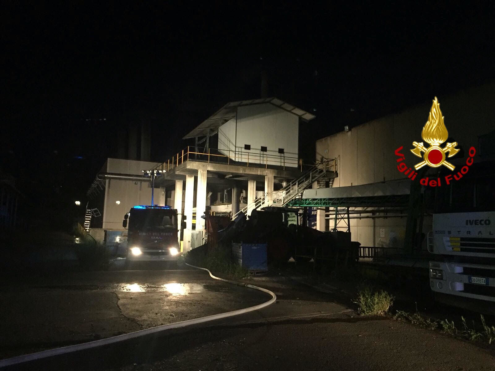 Sardegna, vasto incendio scoppia nell’inceneritore di Tossilo