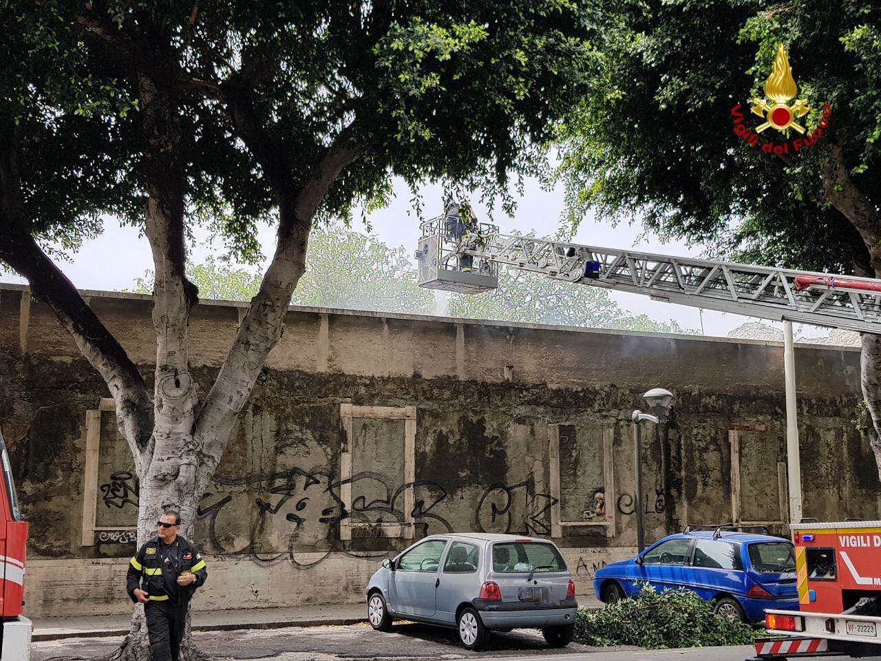 Cagliari, in fiamme un capannone con tetto in eternit: paura in viale Trieste