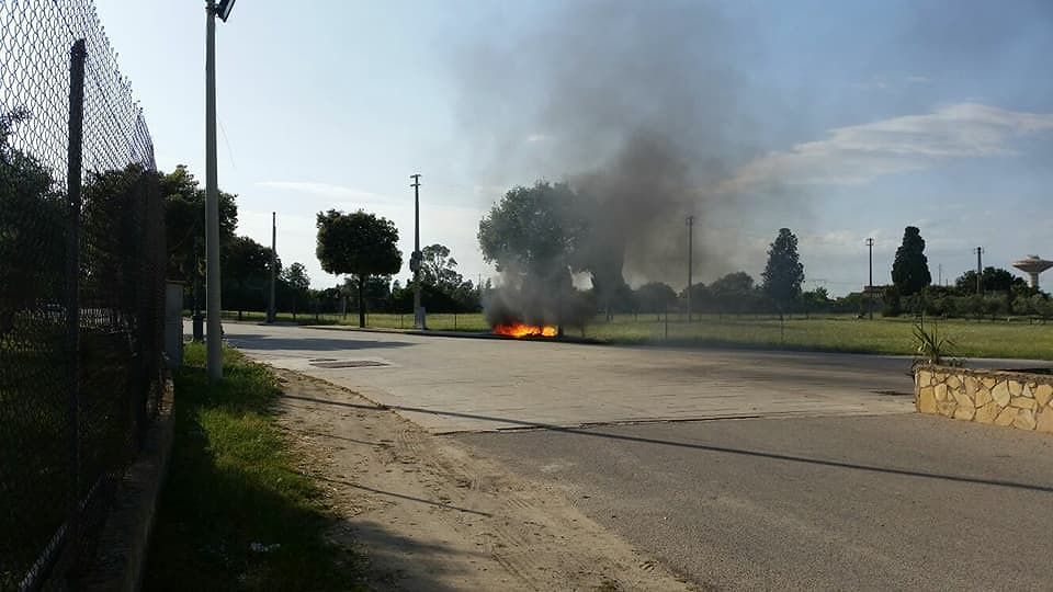 Uta, la rabbia del sindaco per i giovani vandali: bruciate le casette ecologiche