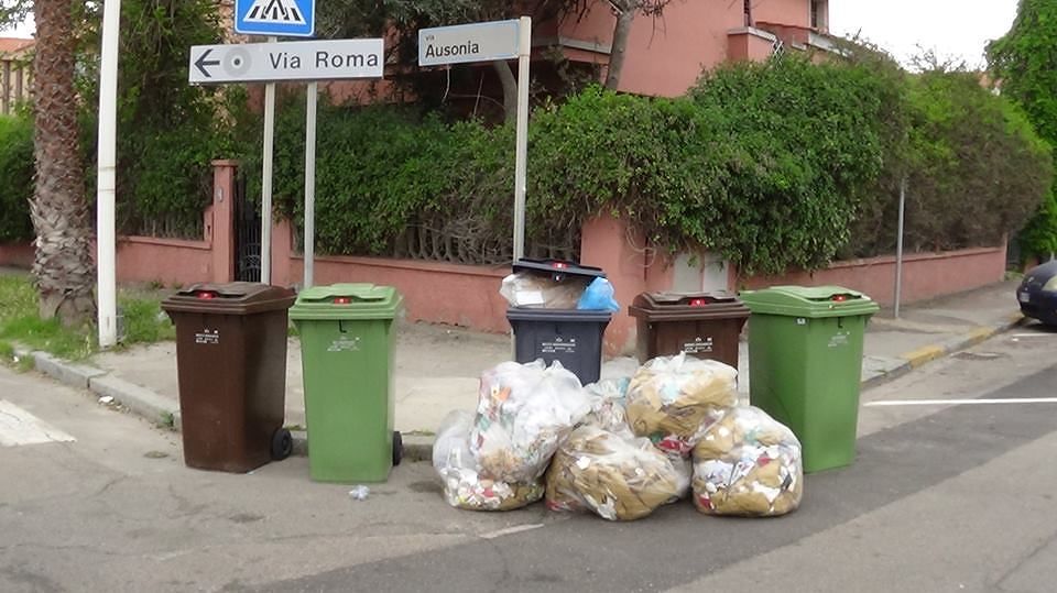 Cagliari, porta a porta “puzzolente” al Poetto: sacchi dell’immondezza ammassati in strada