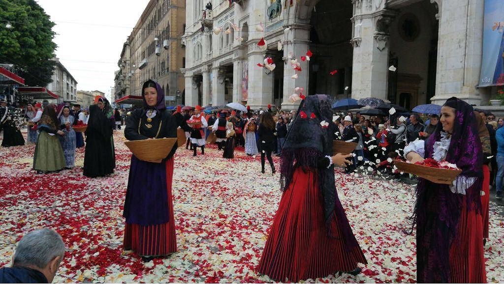 Cagliari, va in scena il rito de Sa Ramadura: via Roma colorata da mille petali di rosa