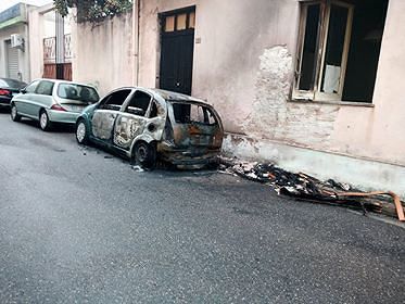 Roghi nella notte a Quartu: distrutta un’auto, danneggiata un’abitazione