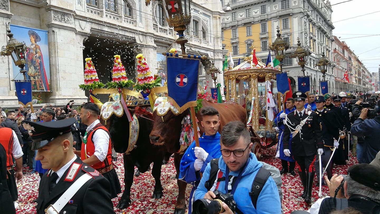 Sant’Efisio, donna in sedia a rotelle umiliata: “Liberaci dalla peste del cuore”