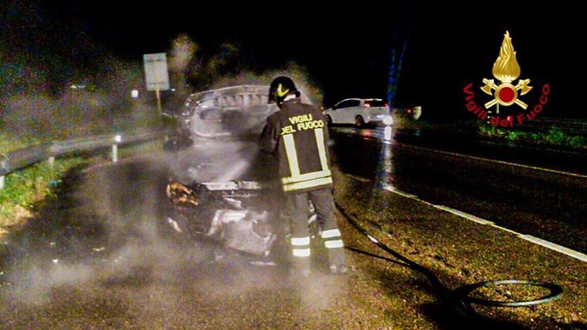 Grande paura nella notte sulla statale 125, auto in fiamme a Quartucciu
