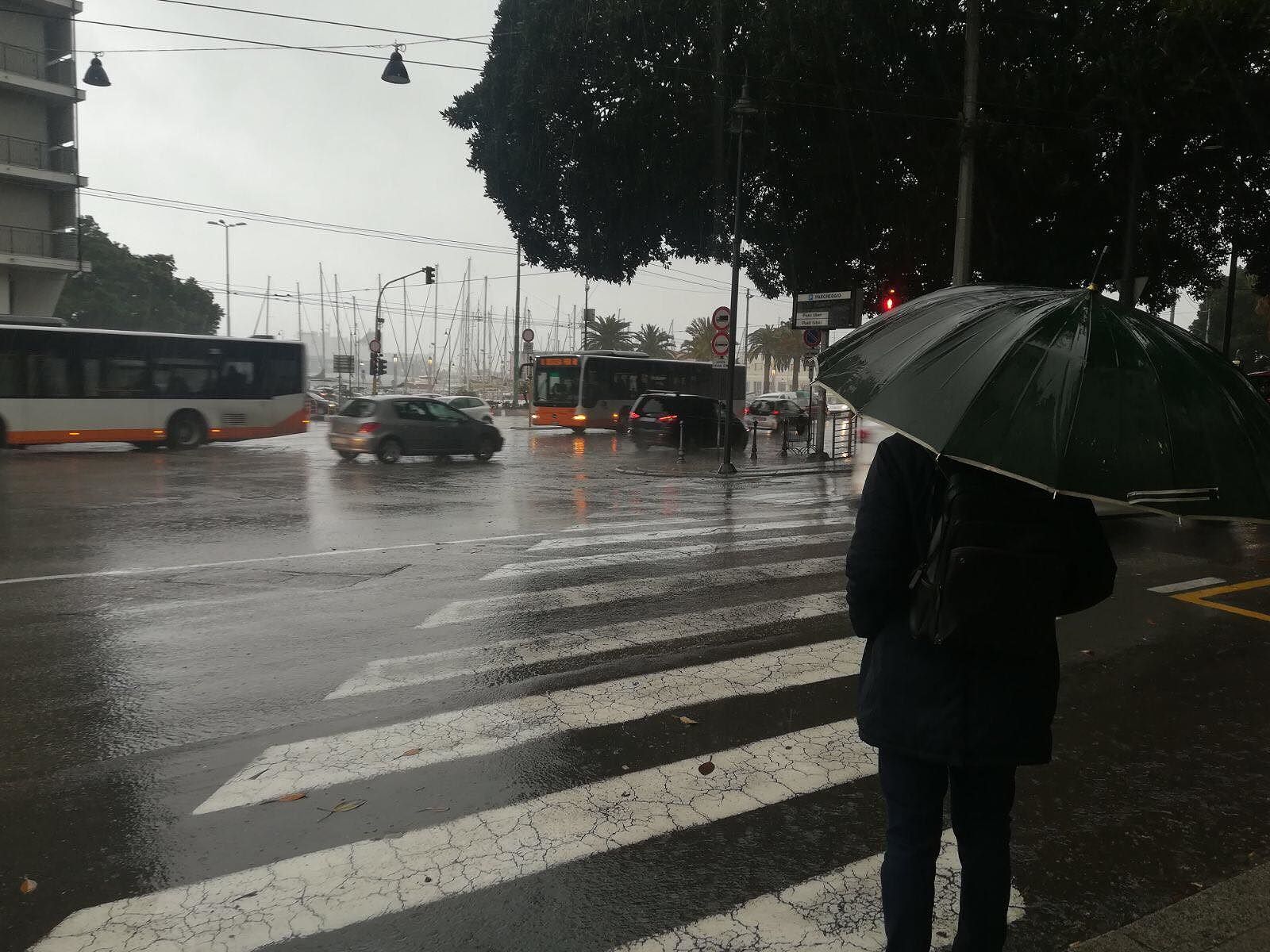 C’è il ciclone, nubifragio su Cagliari: vento forte e pioggia torrenziale