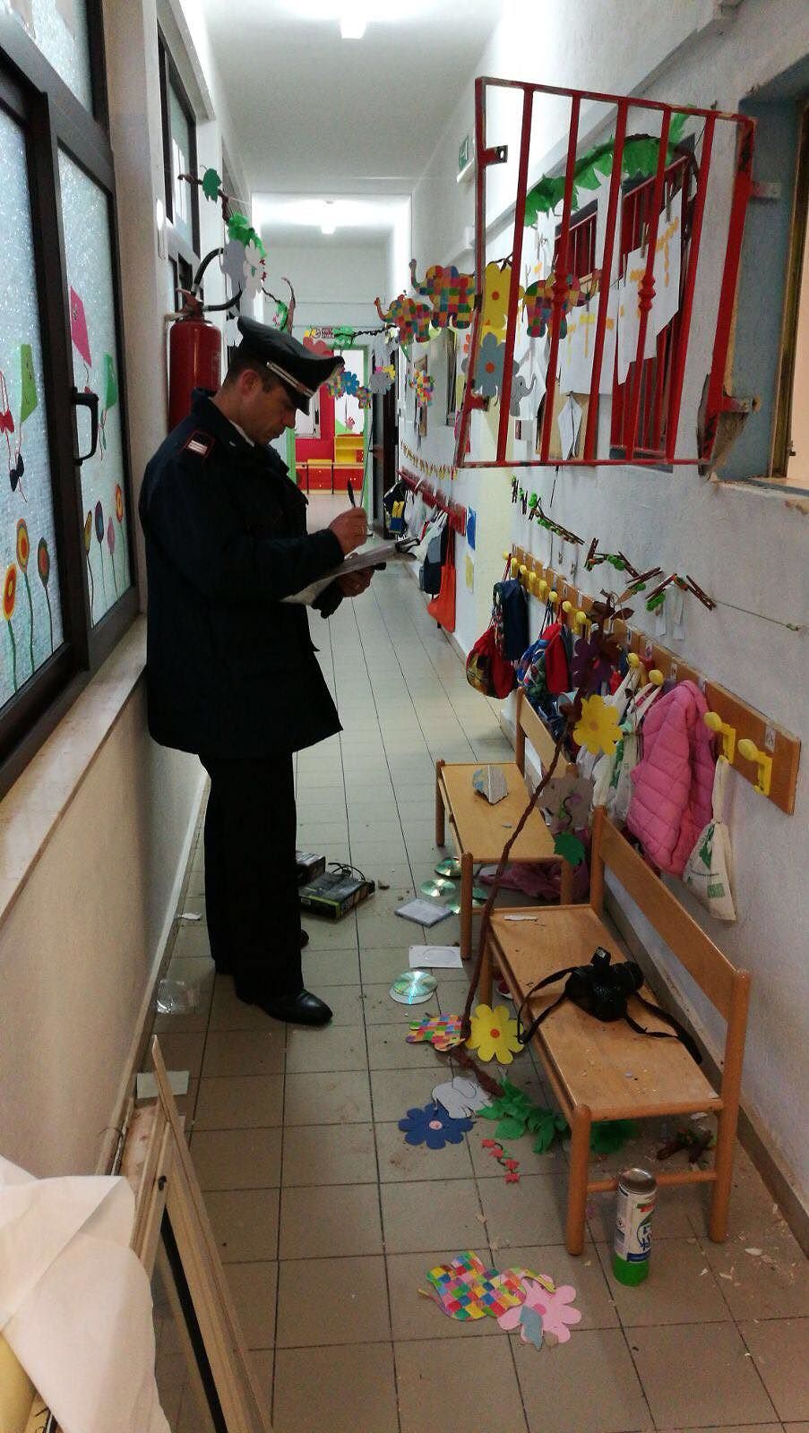 Ladri in azione in un asilo di Carbonia: rubato materiale informatico e denaro