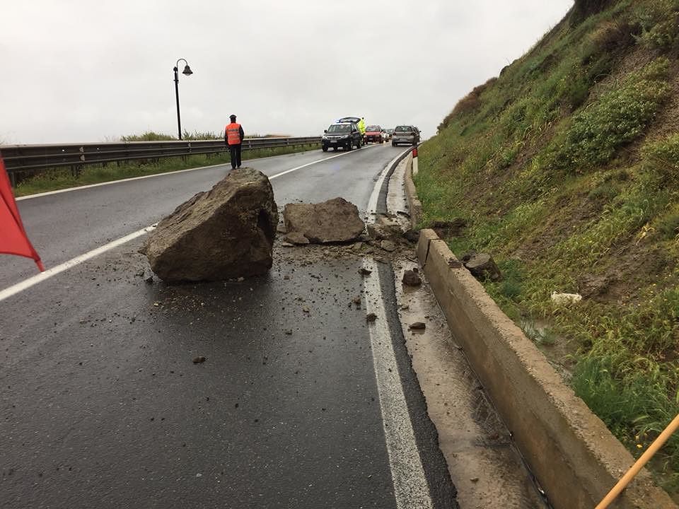 Frane e fiumi esondati in Sardegna, sbarrate molte strade tra Nuoro e Sassari