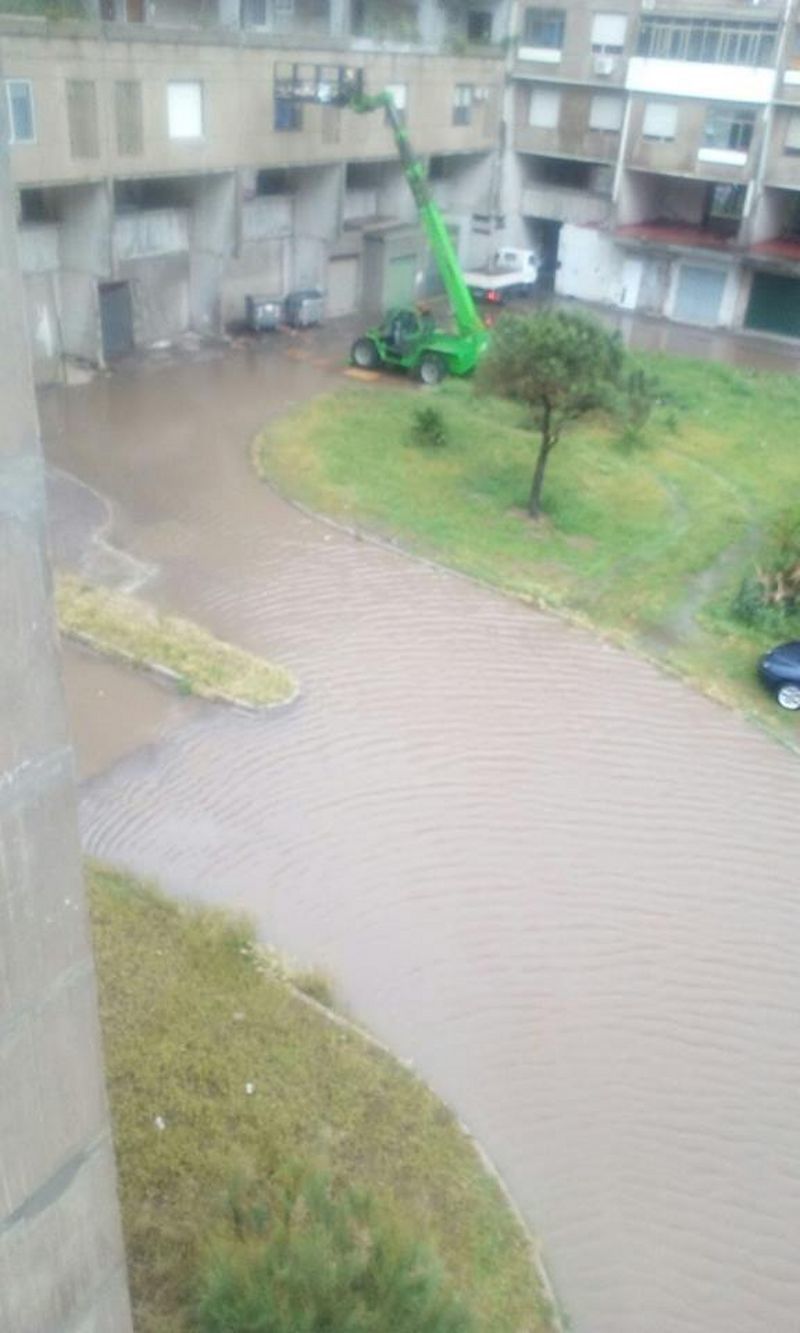 Cagliari, la pioggia manda ko le fogne a Sant’Elia: “Strade trasformate in fiumi”