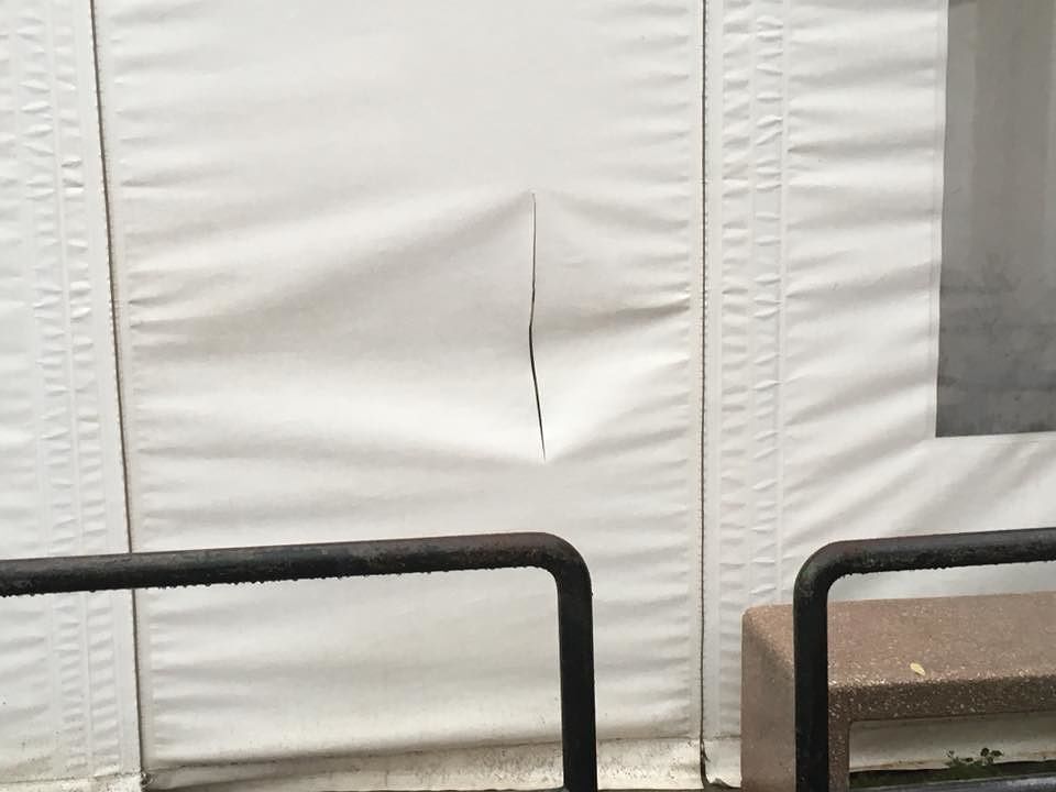 Capoterra, squarciato il gazebo della paninoteca dai vandali sotto la pioggia: “Siete miserabili”