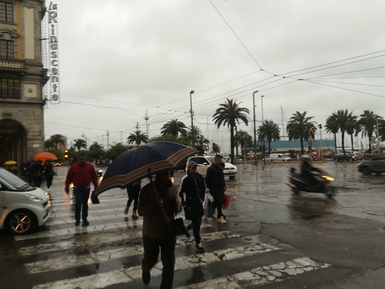 Tuoni e vento gelido su Cagliari, avanzano pioggia e maltempo