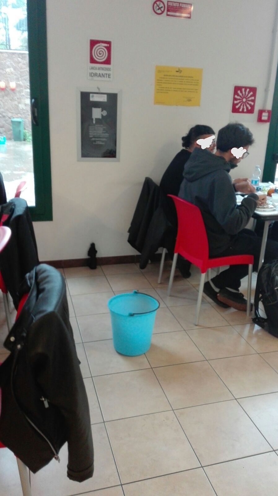 Cagliari, piove dentro la Casa dello studente: “Dobbiamo aspettare che ci cada tutto addosso?”