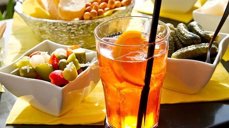 Dimagrire con la dieta degli aperitivi e degli Spritz: ecco le regole per mangiare light