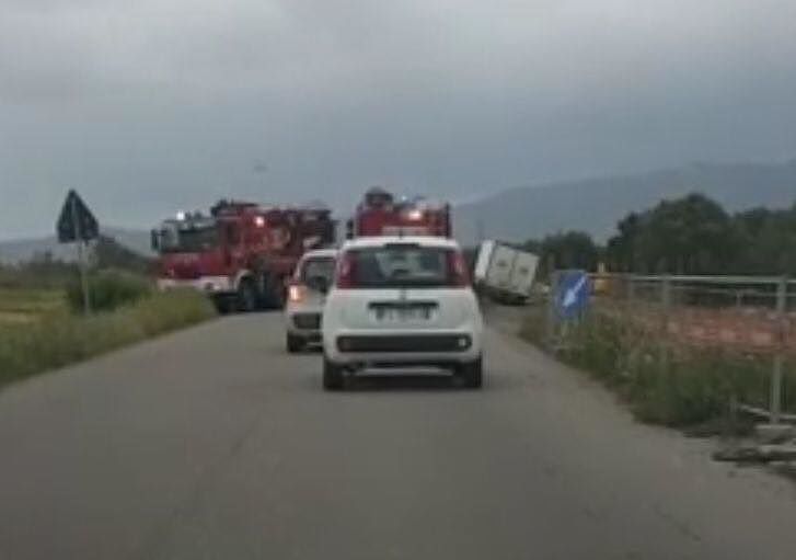 Maracalagonis, camion fuori strada sulla vecchia statale 125: nessun ferito