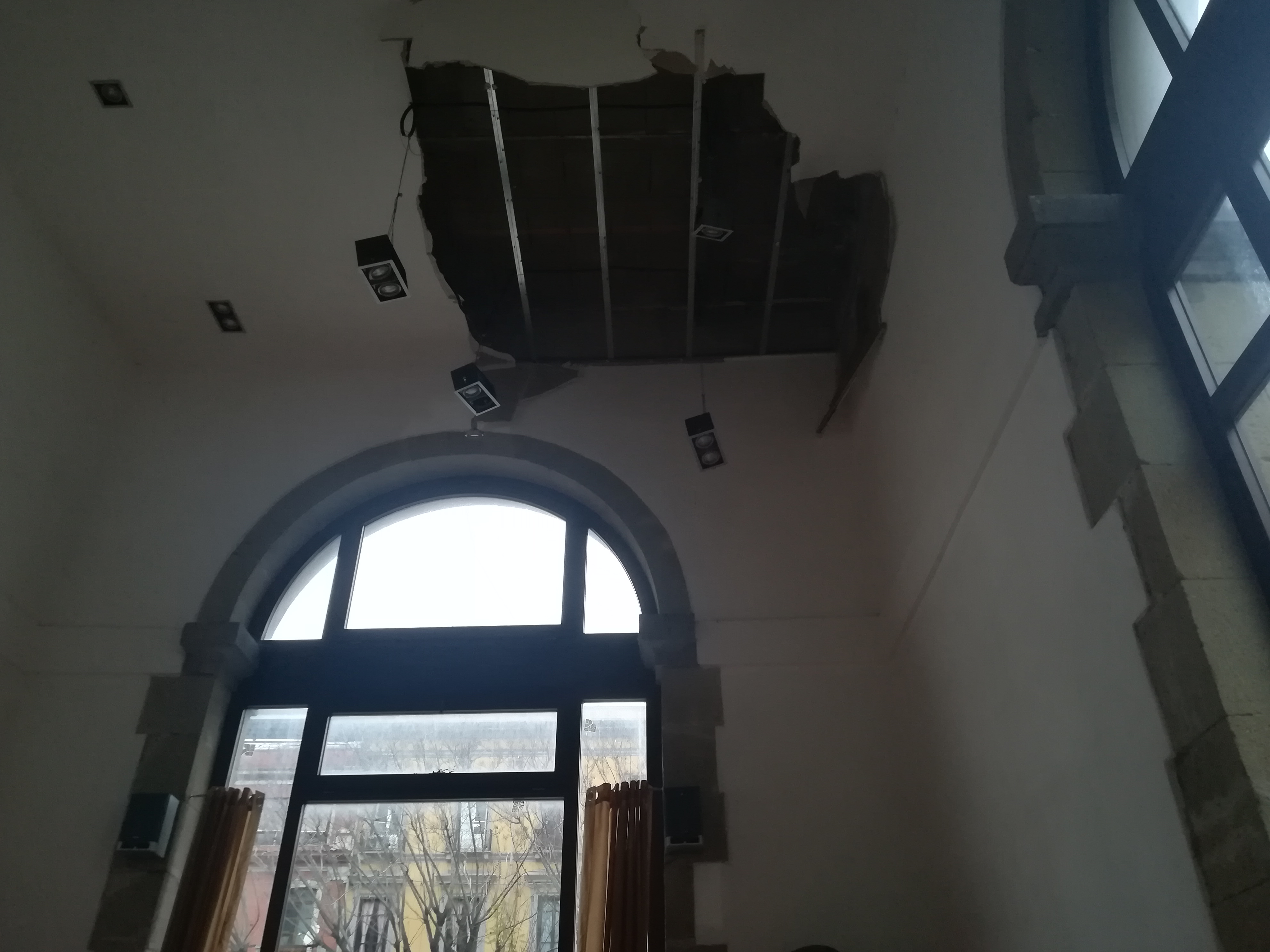 Cagliari, il maltempo sfregia anche l’arte: crollo nella chiesa di Sant’Agostino