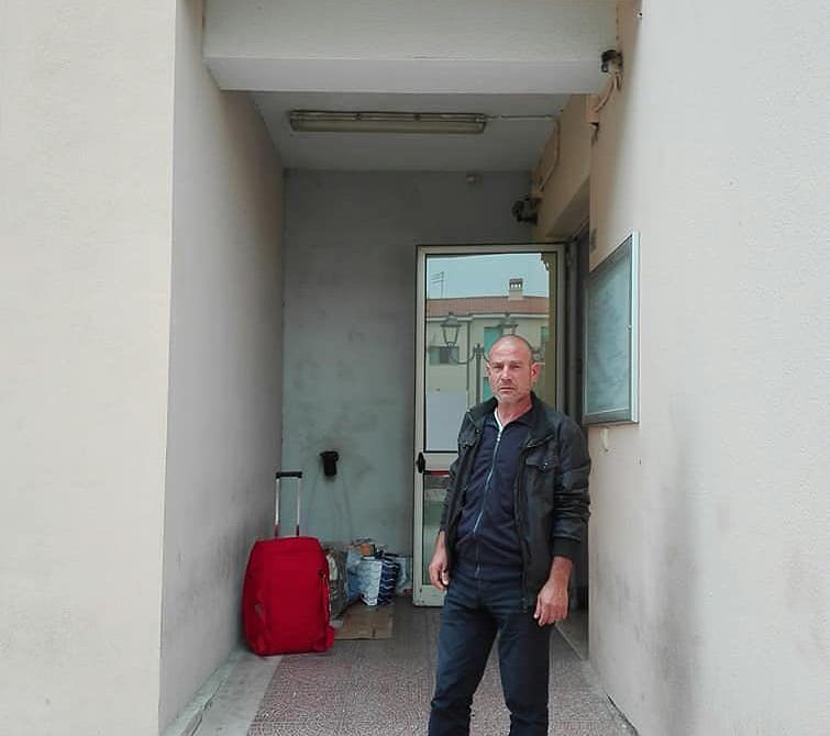 Capoterra, gara di solidarietà per Franco: “Salviamo il 48enne che dorme fuori dal Comune”