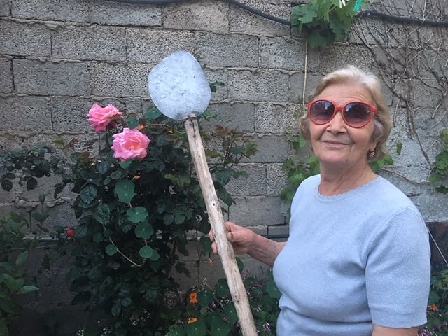 Silvana di Villaputzu, da 56 anni sforna il pane con il rottame di un aereo di guerra