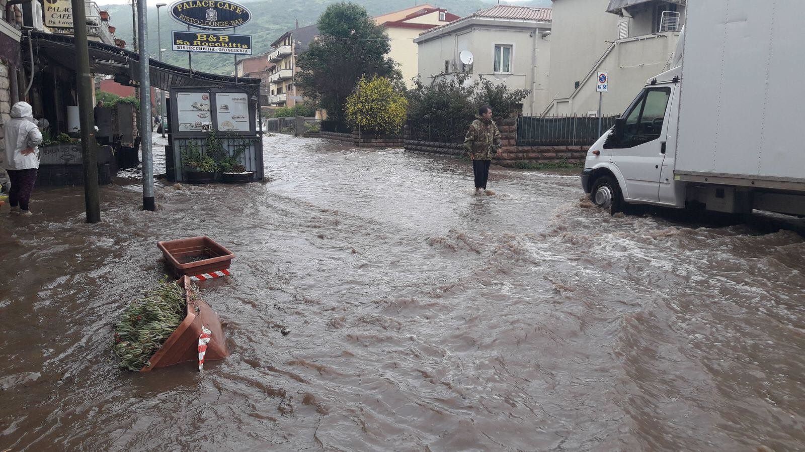 Bosa come Venezia, la città-gioiello finisce in ginocchio: strade allagate (VIDEO)