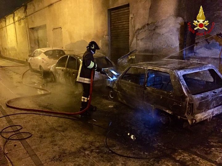 Fiamme nella notte a Quartucciu, 3 auto distrutte nel rogo