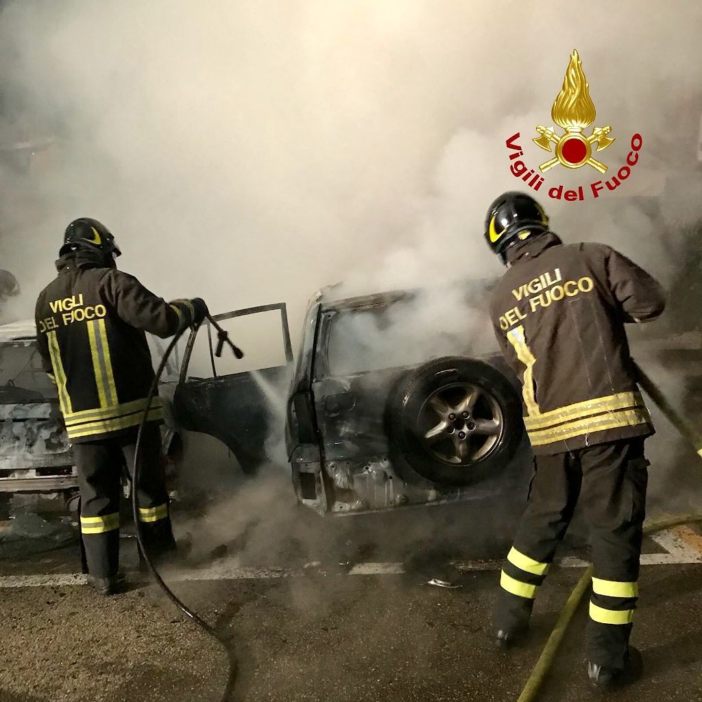Fiamme anche a Villasimius, danneggiate due auto in via Roma