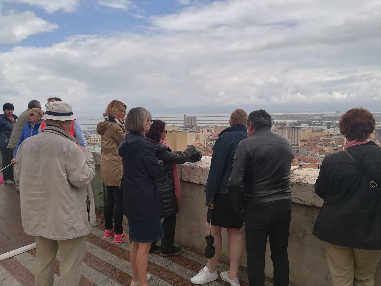 Domenica di pioggia a Cagliari, sardi e turisti con l’ombrello tra i monumenti aperti