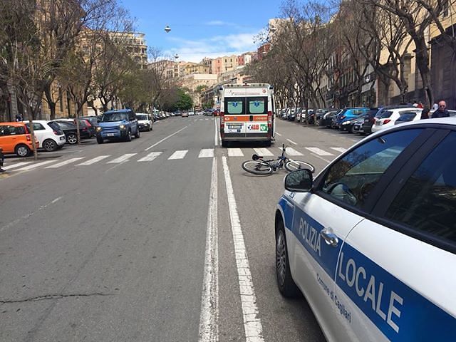 Cagliari, Seat travolge un ciclista nel Largo Carlo Felice: è in codice giallo