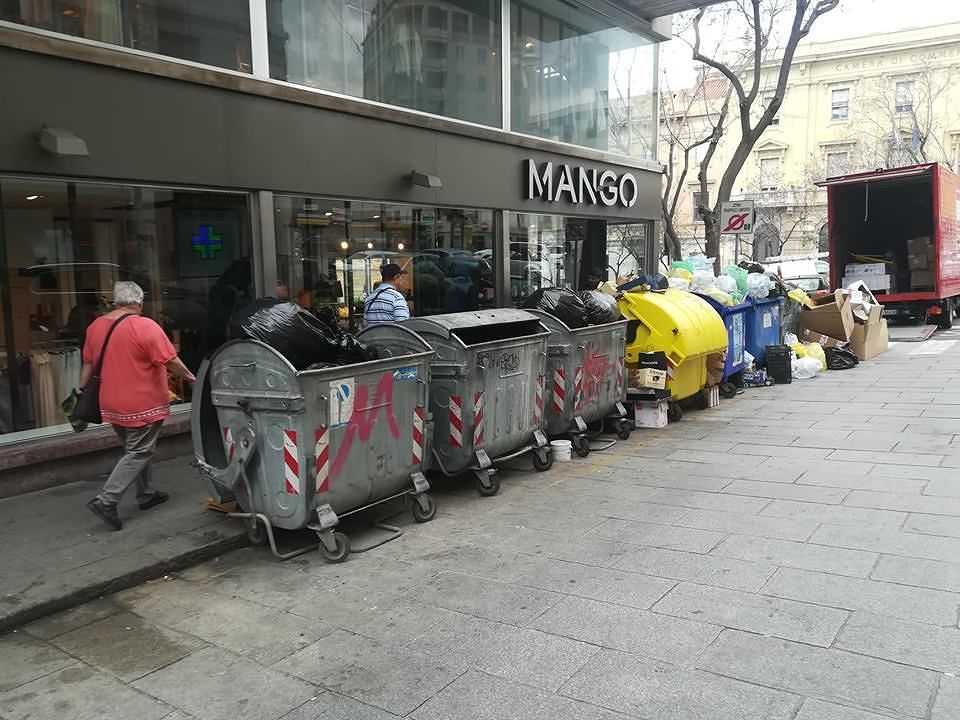 Cagliari, turisti a passeggio tra i rifiuti nella pausa pranzo: “Puzza insopportabile con il caldo”