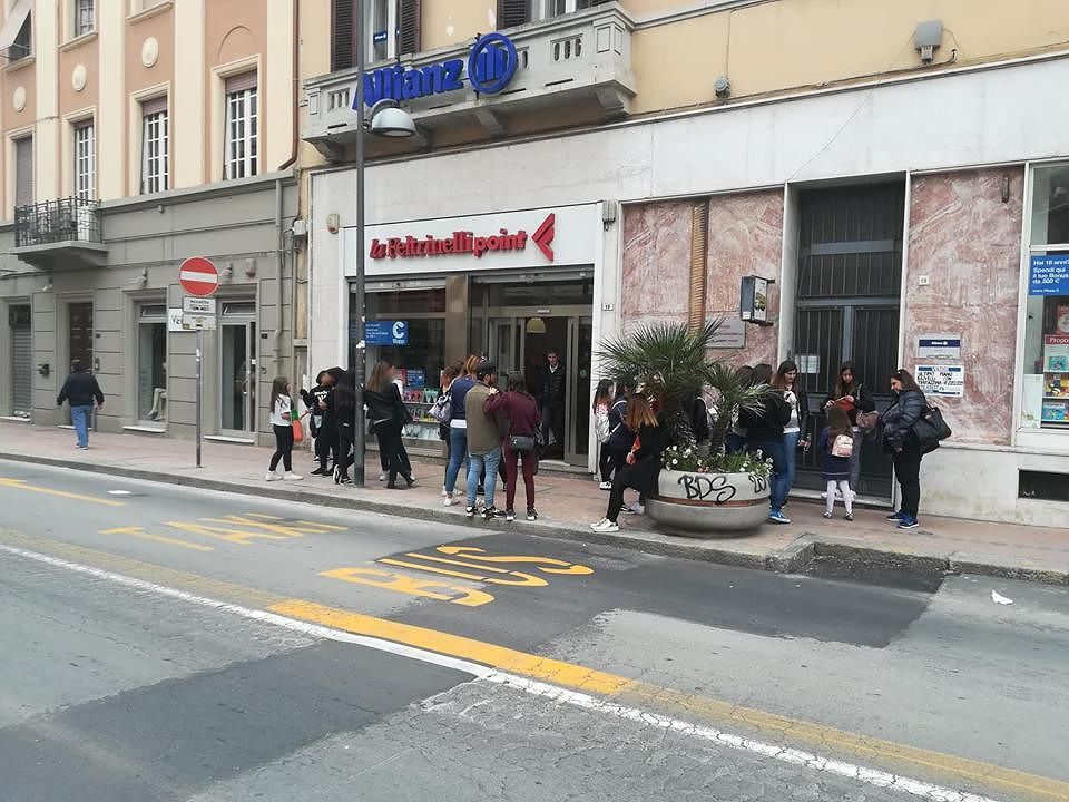 Thomas Bocchimpani di “Amici” è a Cagliari, ragazzine e mamme in fila per l’autografo