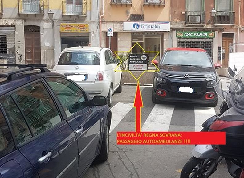 Cagliari, nel Corso auto parcheggiate nel varco per le ambulanze: “E se dovessero servirvi?”