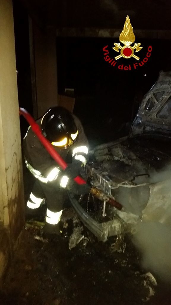 Sardegna, roghi nella notte: distrutte 4 auto a Villacidro