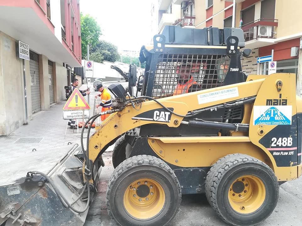 Cagliari, lavori-caos per la fibra a San Benedetto: auto parcheggiate nonostante i divieti