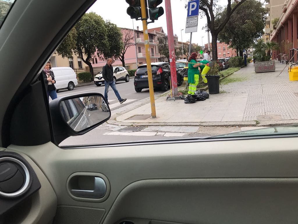 Quartu, parabrezza frantumato e polemiche: “Detriti lanciati col decespugliatore”