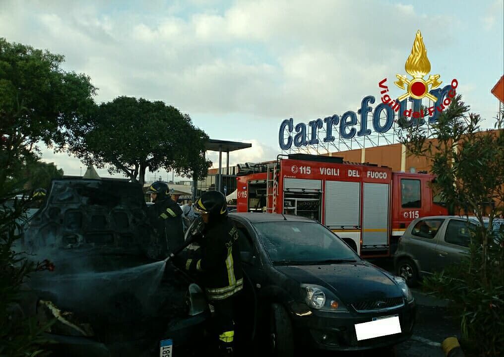 Quartu, paura al Carrefour: auto in fiamme nel parcheggio