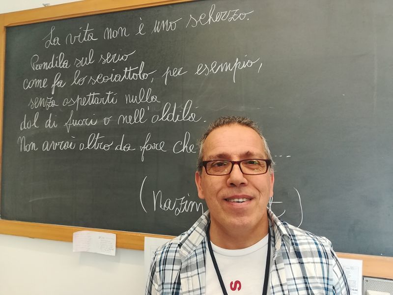 Al liceo Artistico di Cagliari c’è il bidello-poeta: “Il mio speciale ‘buongiorno’ agli studenti”