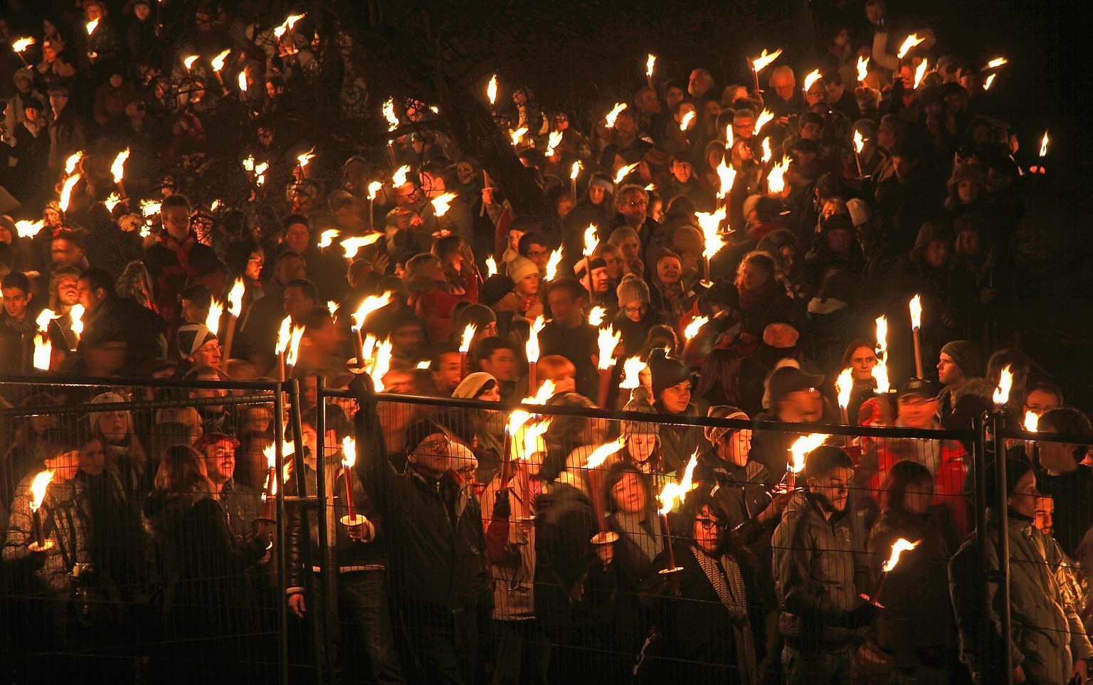 Sestu, una fiaccolata per la ex bidella suicida: “Agnese è innocente”