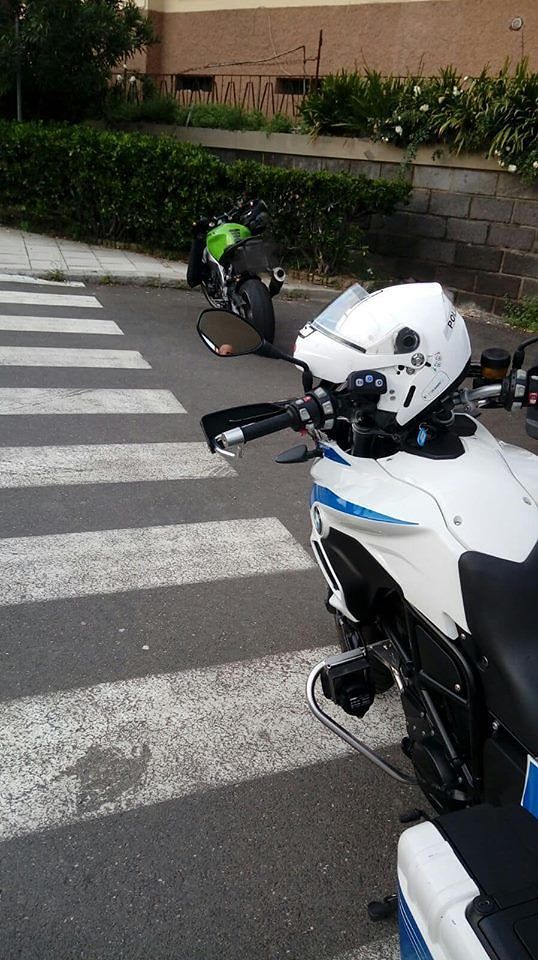 Cagliari, brucia l’alt della polizia e fugge in moto a 180 km/h: maxi multa a 42enne senza patente