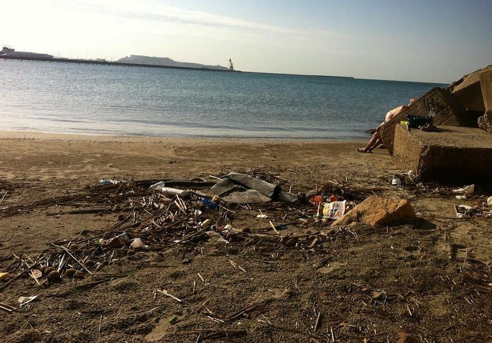Cagliari, la spiaggia di Giorgino è una discarica