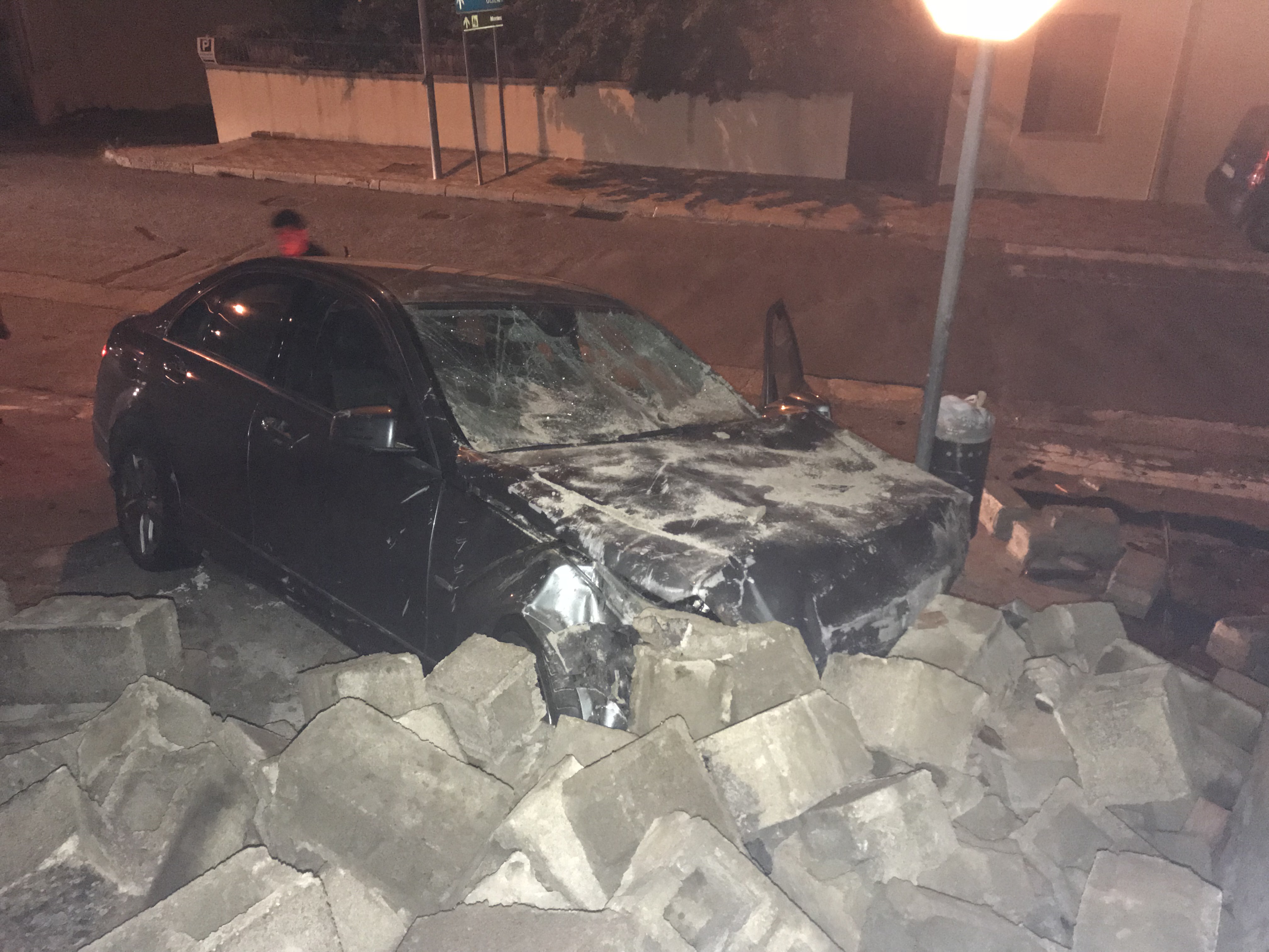 Orgosolo, boato e incidente choc: auto si schianta contro un muro di cinta