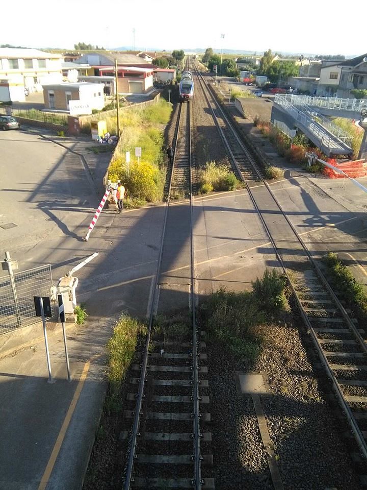 Samassi, non si ferma al passaggio a livello: furgone travolto dal treno in corsa
