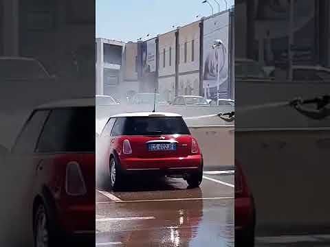 Corte del Sole, una Mini Rossa prende fuoco nei parcheggi del centro commerciale