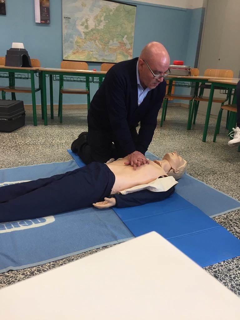 San Gavino, i professori a scuola di rianimazione cardiopolmonare dagli esperti del 118