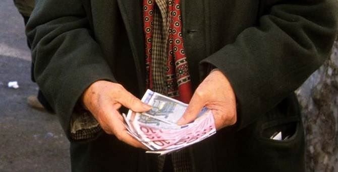 Cagliari, minacce agli anziani genitori: due fratelli in carcere