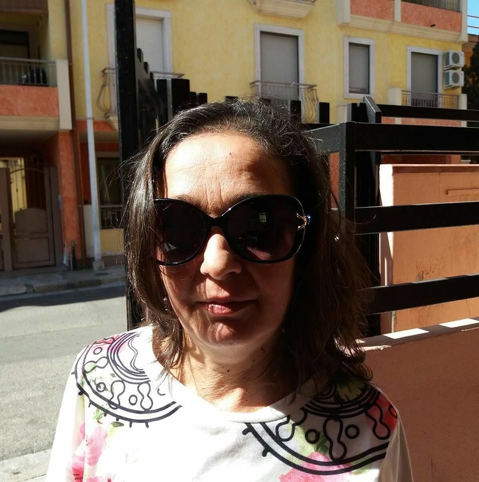 Roberta di Quartu: “Non solo fiori, al cimitero di Cagliari rubano anche borsette”