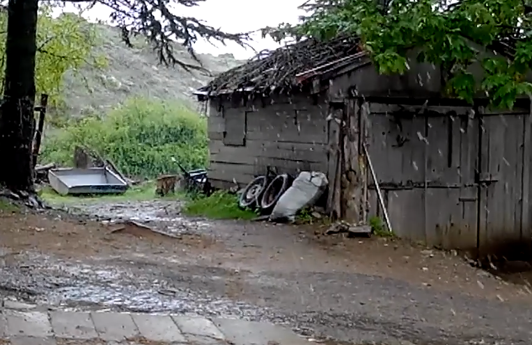 Sardegna, a metà maggio cadono fiocchi di neve: ecco il video