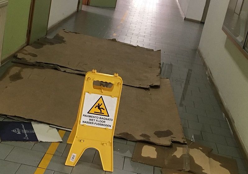 Selargius, fogne saltate e invasione di liquami: bagni off limits a scuola